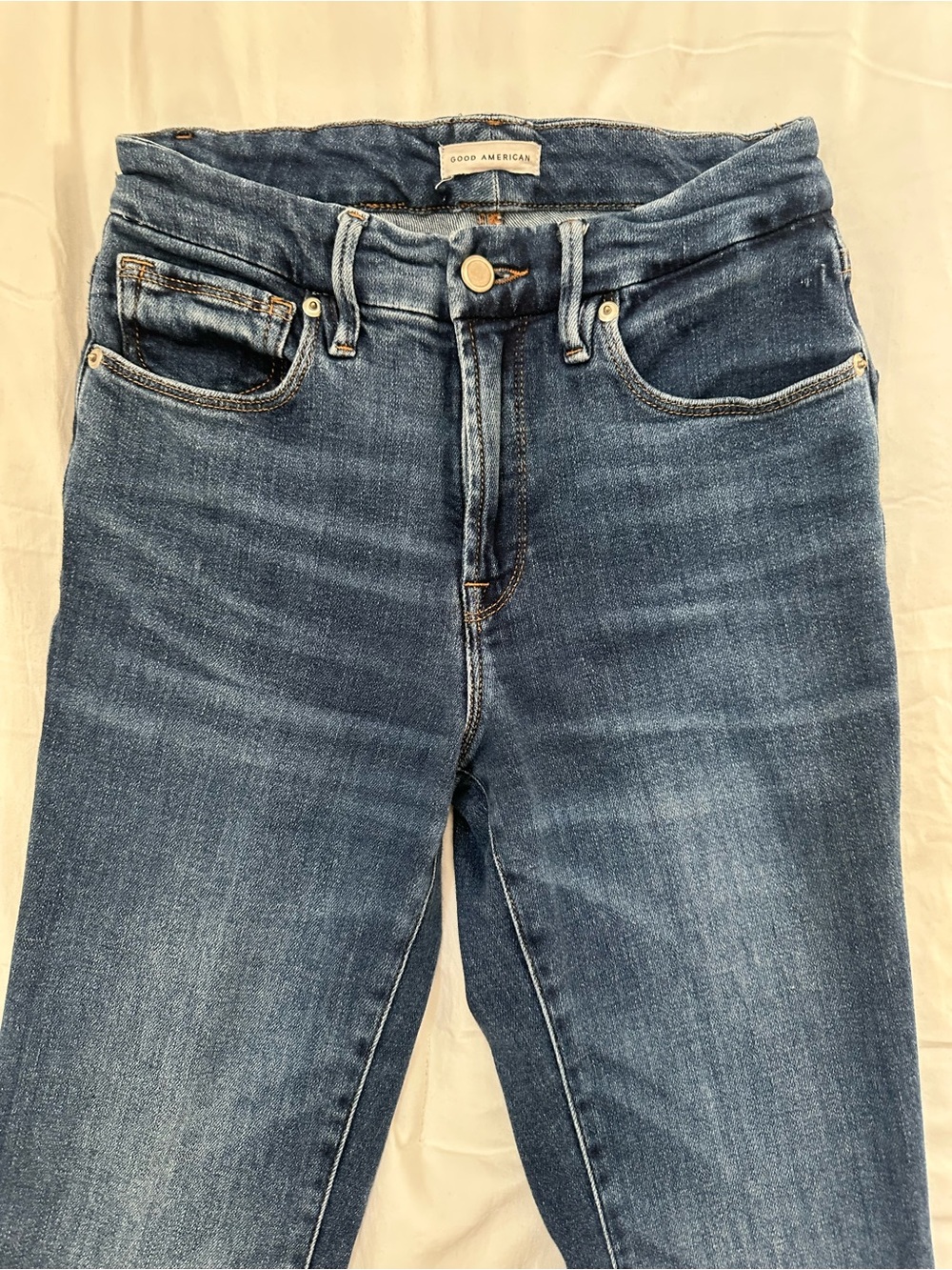 Good American Flare Jeans in Medium Blue Wash - Picture 2 of 3